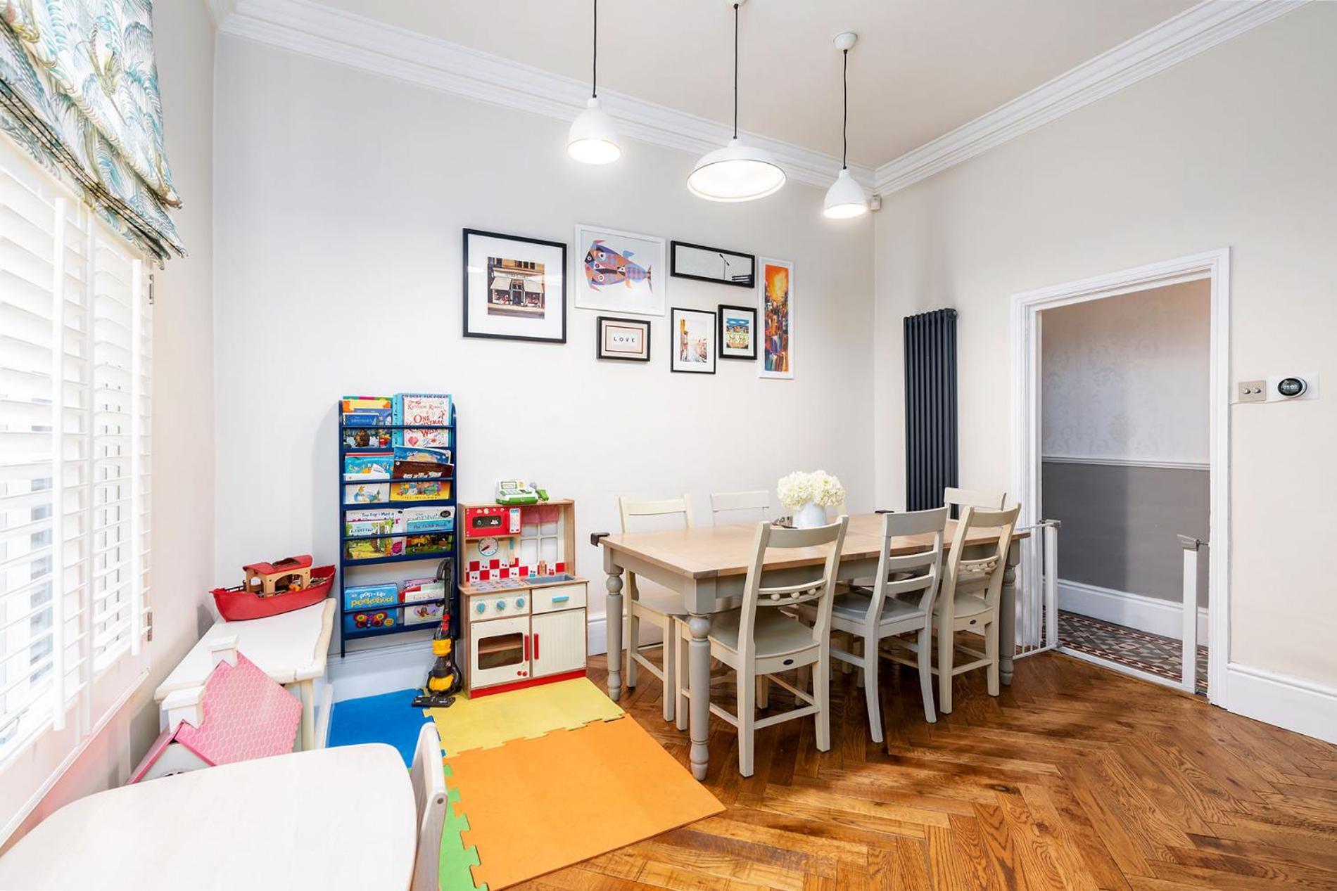 Luxury Victorian Town House - With Parking. Holiday home