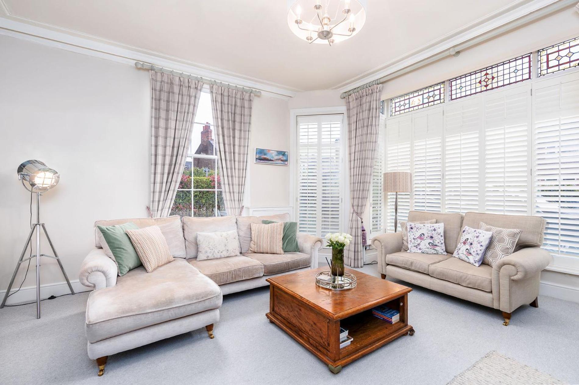 Luxury Victorian Town House - With Parking. *