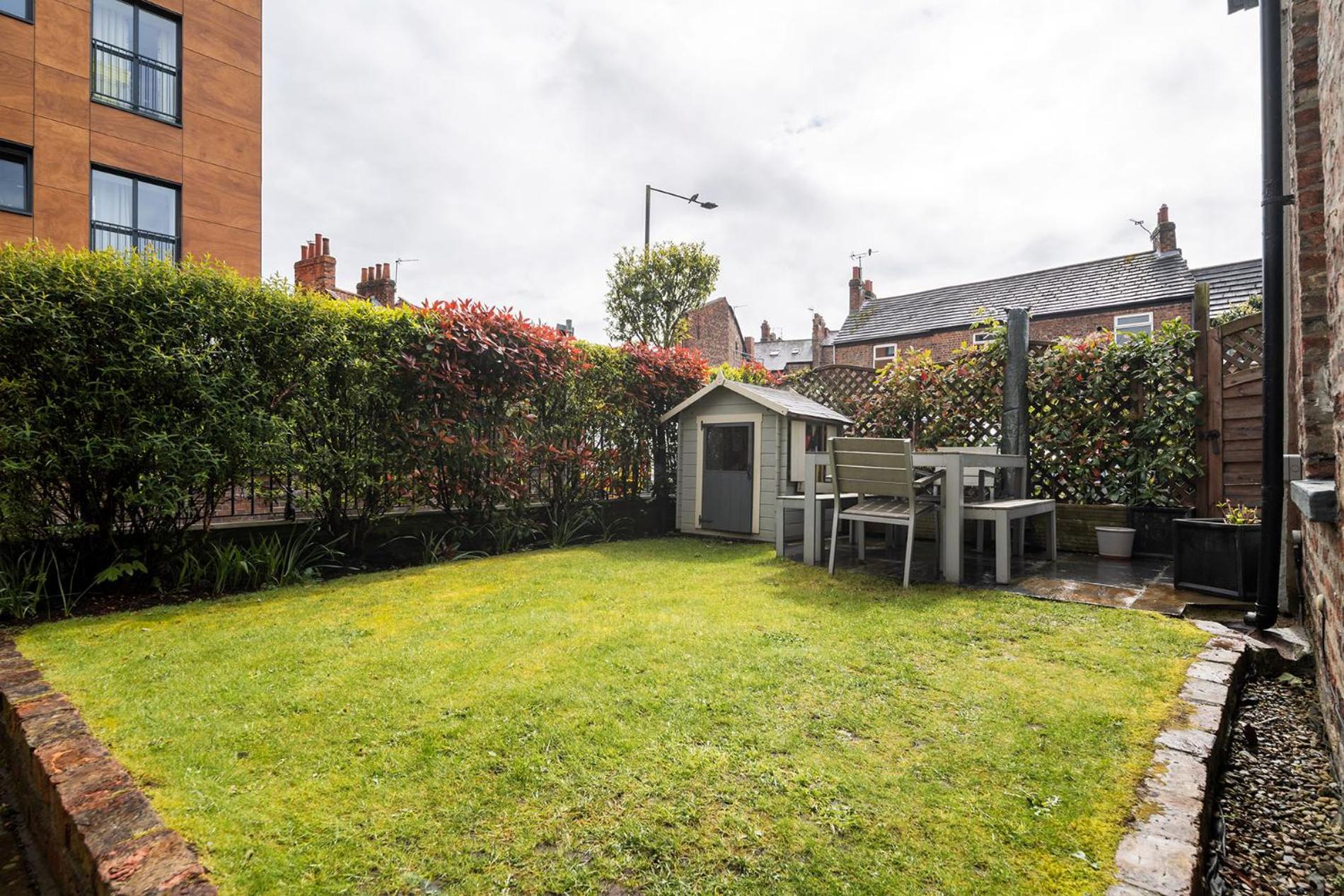 Luxury Victorian Town House - With Parking. Holiday home *