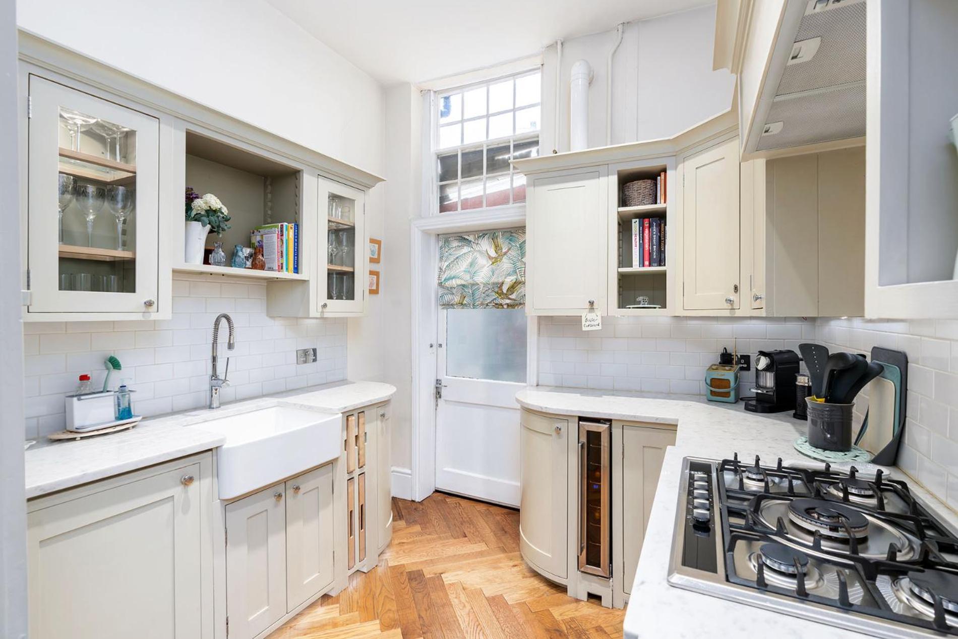 Luxury Victorian Town House - With Parking. *