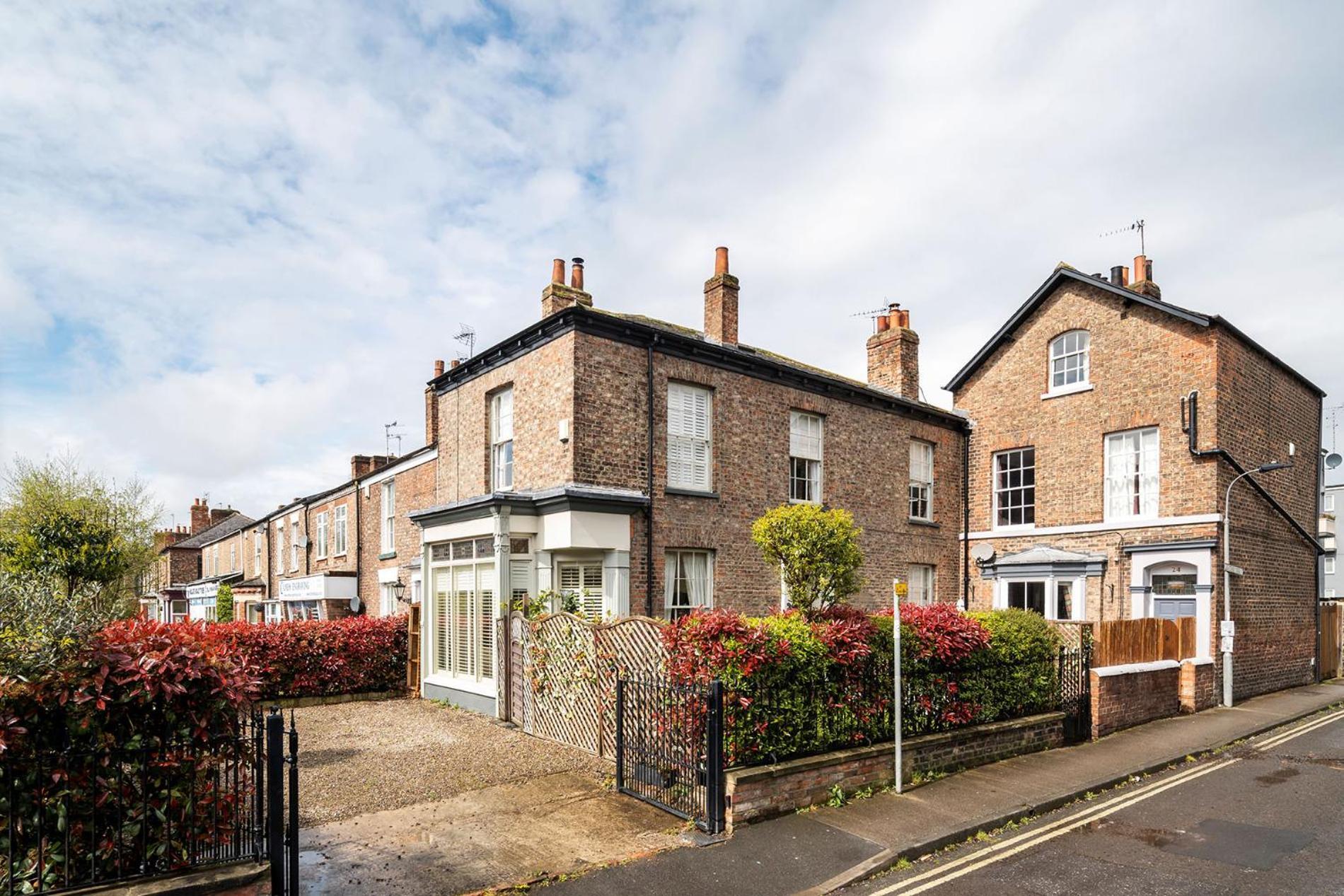 Luxury Victorian Town House - With Parking. York