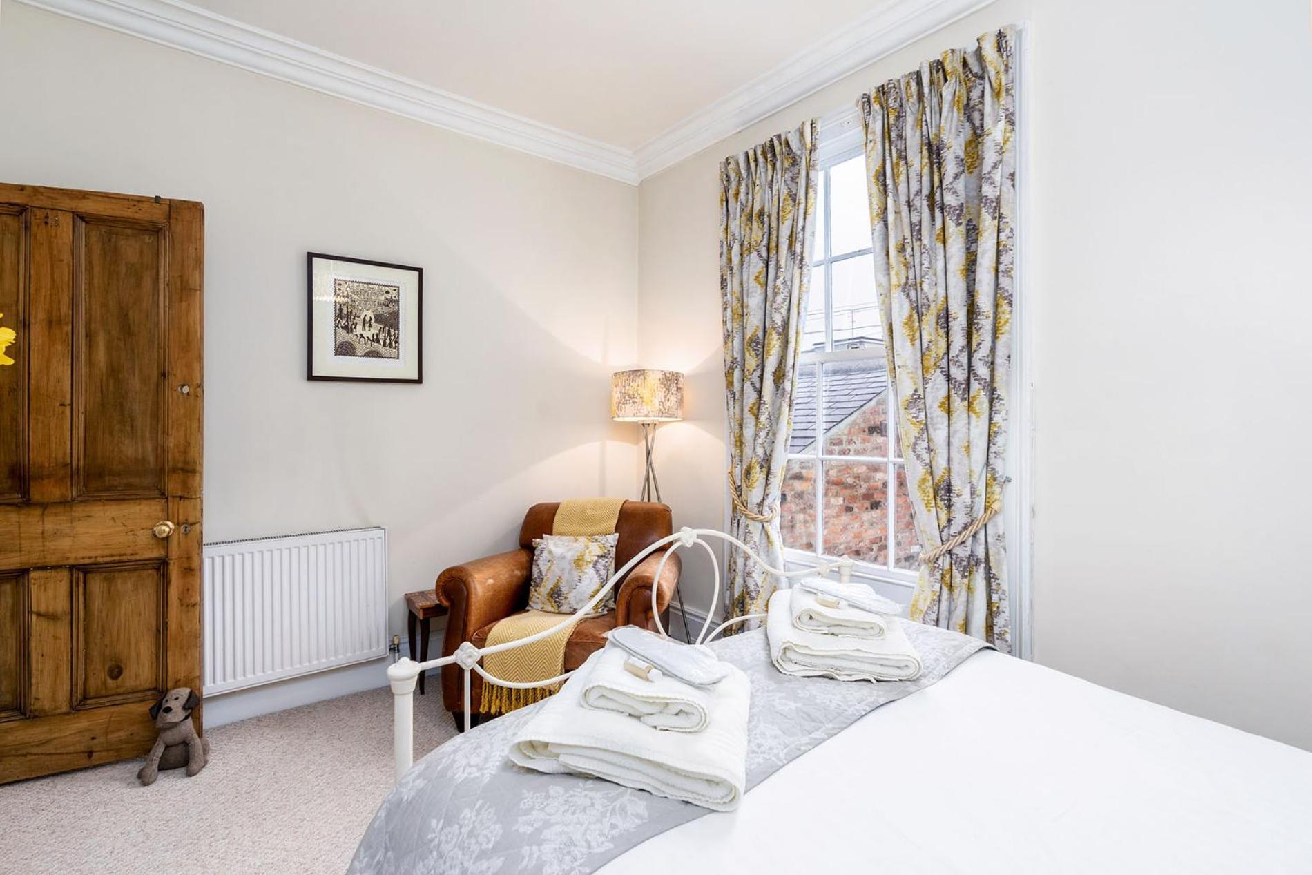 Luxury Victorian Town House - With Parking. *