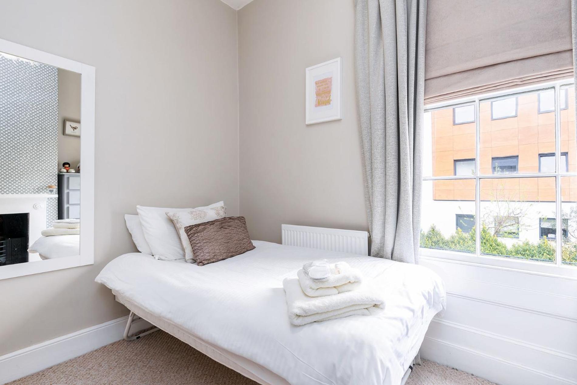 Luxury Victorian Town House - With Parking. Holiday home