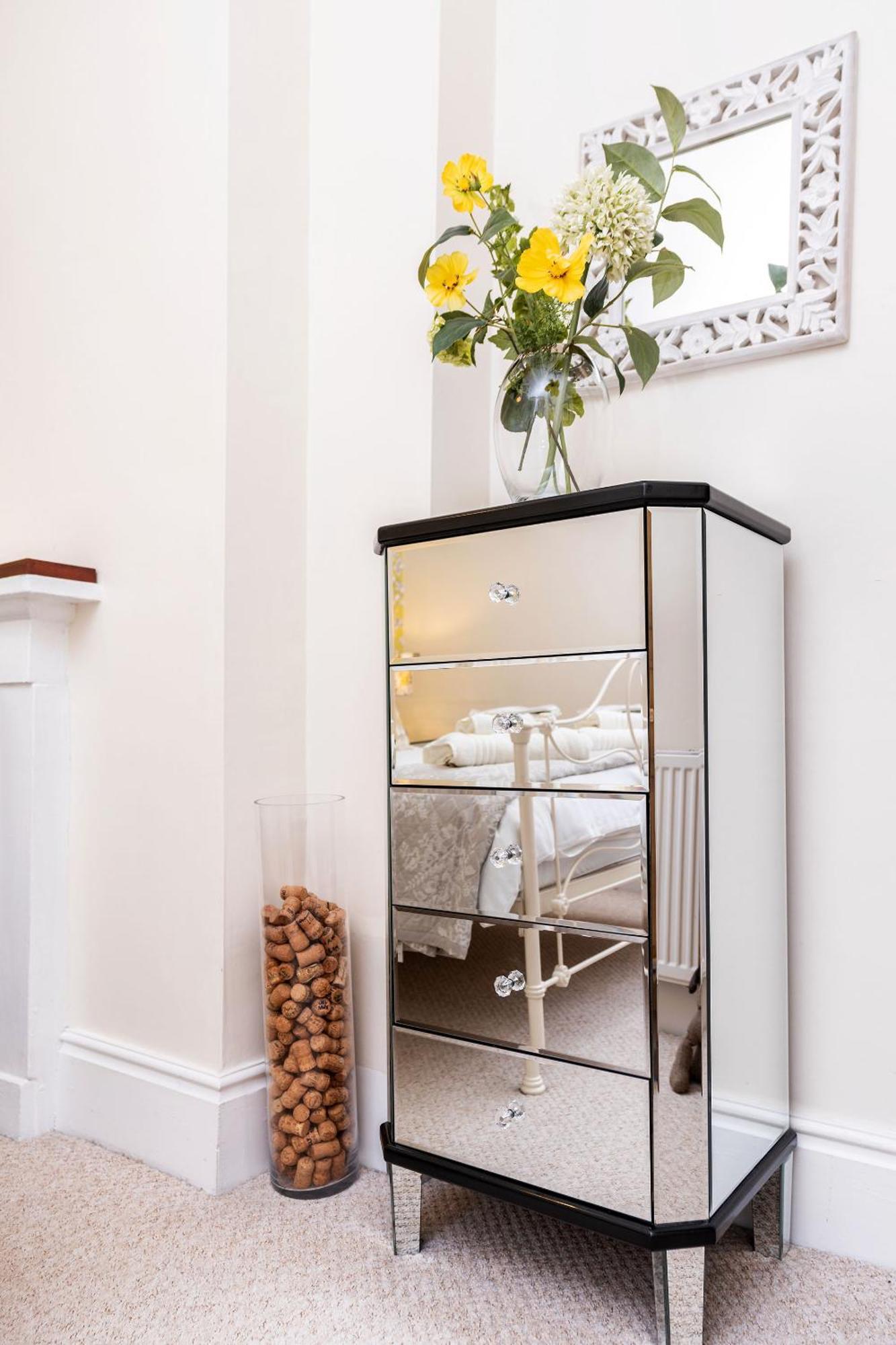 Luxury Victorian Town House - With Parking. Holiday home *